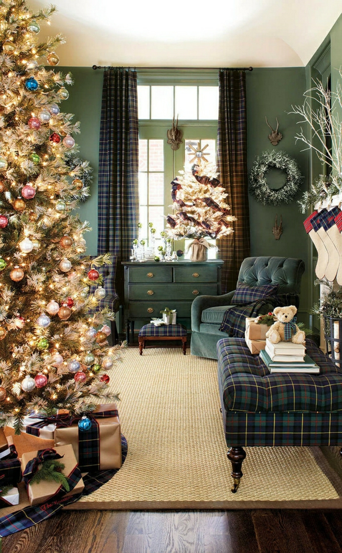 bonitas propuestas de arboles navideños decorados, salón de diseño decorado en estilo vintage, muebles en verde 