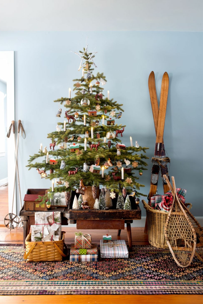 arboles navideños decorados en imágines, ambiente en estilo rústico con muebles vintage y cestas de mimbre