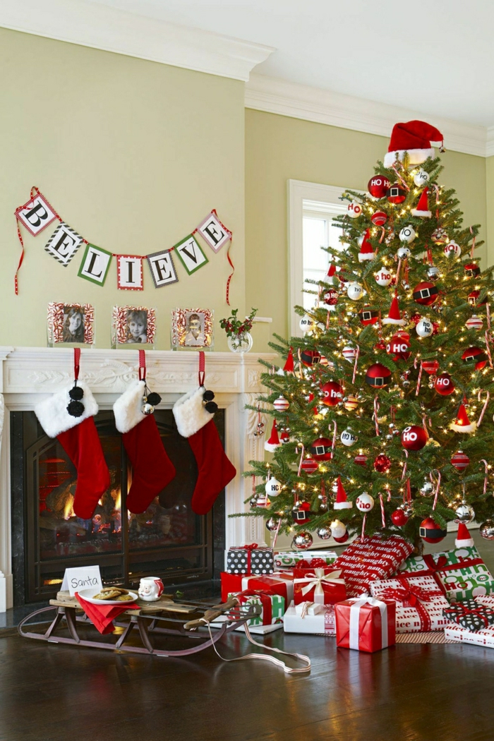  arboles navideños decorados de manera tradicional, adornos navideños en rojo, salón acogedor con chimenea de leña