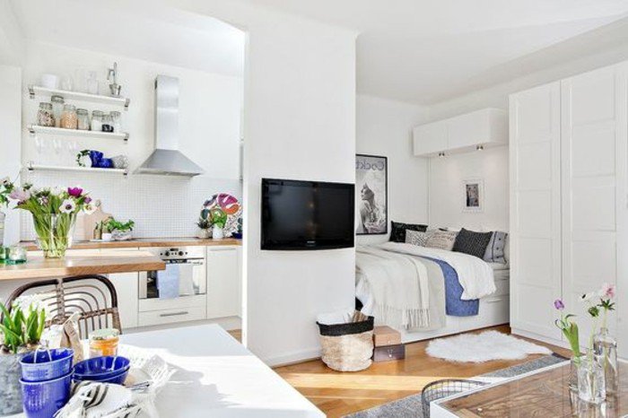 ideas de decoracion pisos pequeños y modernos en blanco, paredes en blanco, suelo de parquet, detalles en azul 