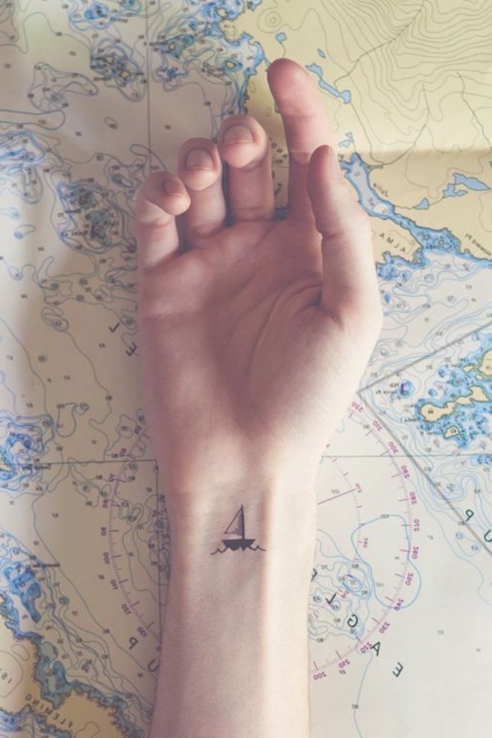 tattoos pequeños en la muñeca, elegante diseño con un barco, ideas de tatuajes para los amantes de los viajes 