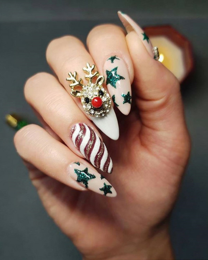 modelos de uñas navideñas extravagantes, uñas acrílicas super largas con dibujos, manicura navideña original 