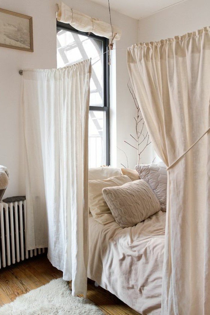 ideas de decoracion pisos pequeños en colore claros, cortinas de algodón, cama pequeña con almohadas 