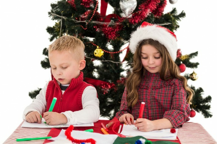 dos niños coloreando páginas con dibujos navideños, dibujos navideños para colorear imprimibles 
