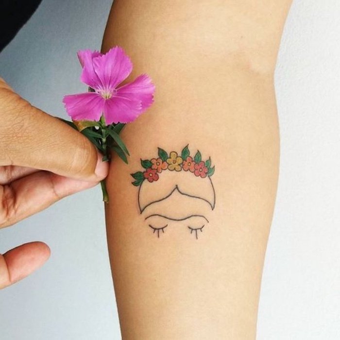 preciosos diseños de tattoos pequeños, tatuajes con motivos florales, imágines de tatuajes en el antebrazo 