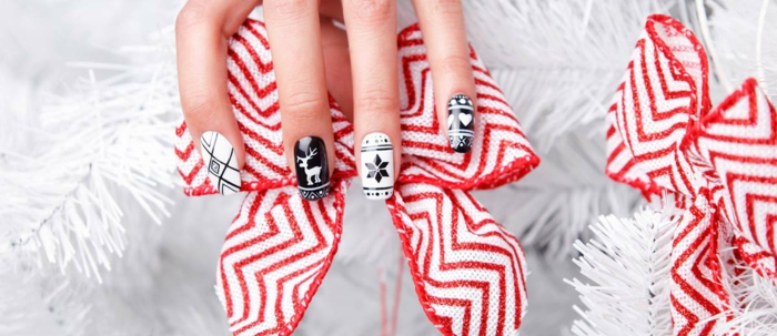 cuáles son los diseños de uñas navideñas más bonitos, uñas largas de forma cuadrada en blanco y negro con decoraciones navideñas 