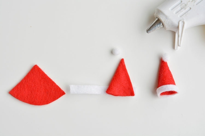 motivos navideños paso a paso, como hacer un pequeño gorro de fieltro, tutoriales de manualidades para Navidad 
