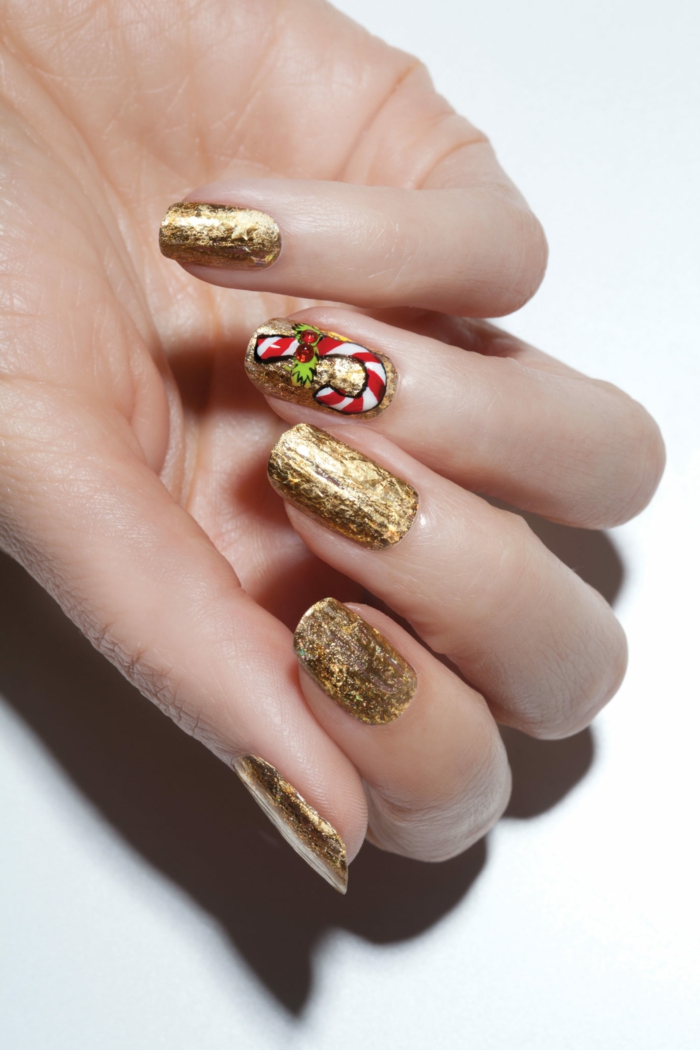 ideas de diseños de uñas faciles, uñas largas doradas de forma cuadrada, bonito detalle navideño 
