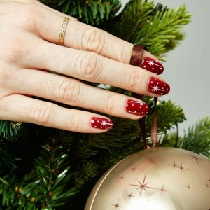 Descubre cuáles son los mejores diseños de uñas navideñas este año