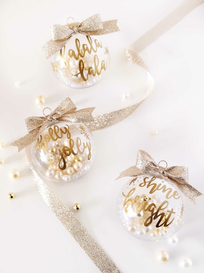 propuestas manualidades navideñas para adornar el árbol navideño, esferas navideñas decoradas a mano 