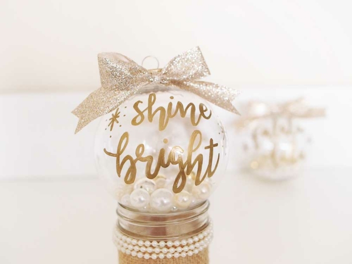 esferas navideñas decoradas con letras en dorado llenas de perlas, manualidades navideñas fáciles de hacer y super originales 