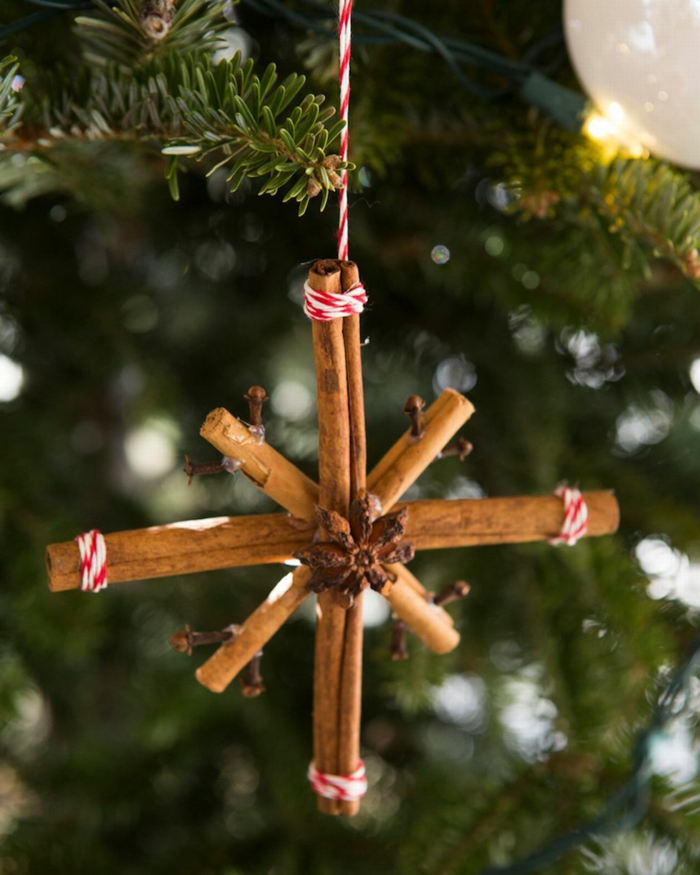 ornamento navideño en forma de estrella hecho de palos de canela, ideas de adornos navideños hechos de materiales naturales 