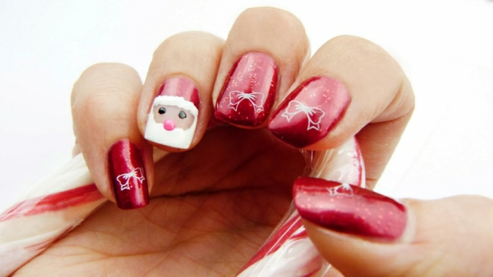 ideas de dibujos uñas para Navidad, largas uñas de forma cuadrada pintadas con esmalte rojo brillante, dibujo de Papá Noel 
