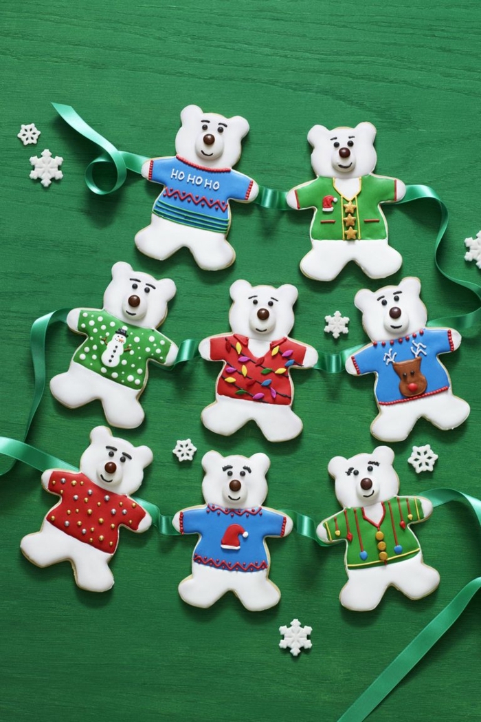 galletas navideñas de mantequilla decoradas con mucho encanto, osos pequeños con glaseado en diferentes colores 