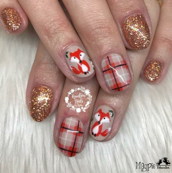 diseños atractivos para Navidad con dibujos uñas, uñas pintadas en beige y dorado con decoraciones en rojo 
