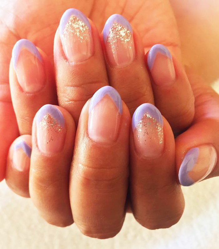 bonitas uñas francesas con puntas en color lila y brillo, diseños de uñas para las fiestas navideñas 