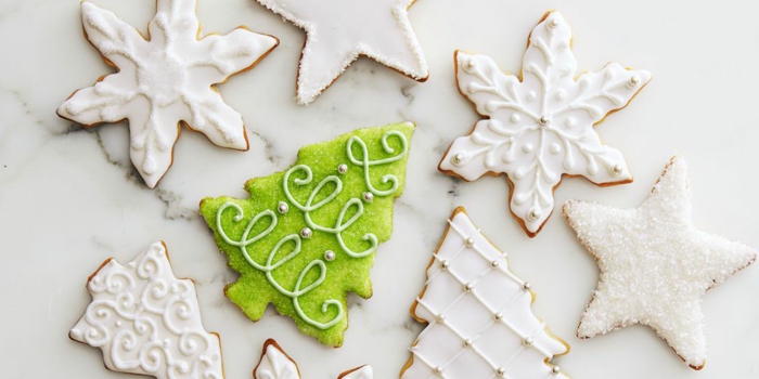 galletas de mantequilla decoradas con glaseado real, árboles de navidad, estrellas navideñas 