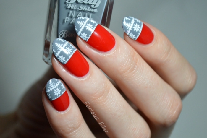 uñas almendradas pintadas en rojo fuego con decoración en gris y dibujos uñas de copos de nieve en blanco 