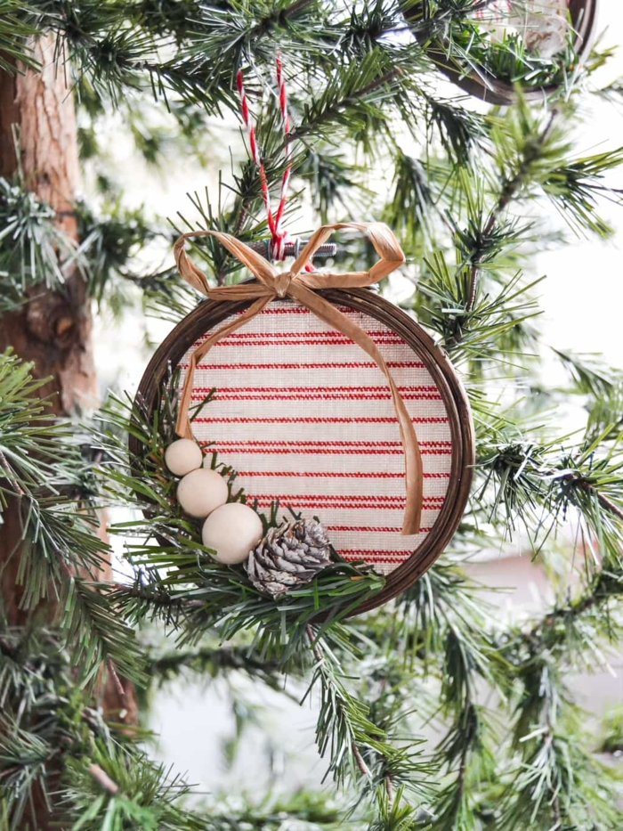 precioso adorno de madera en estilo rústico, cómo adornar el árbol con adornos navideños caseros ideas en bonitas imágines 