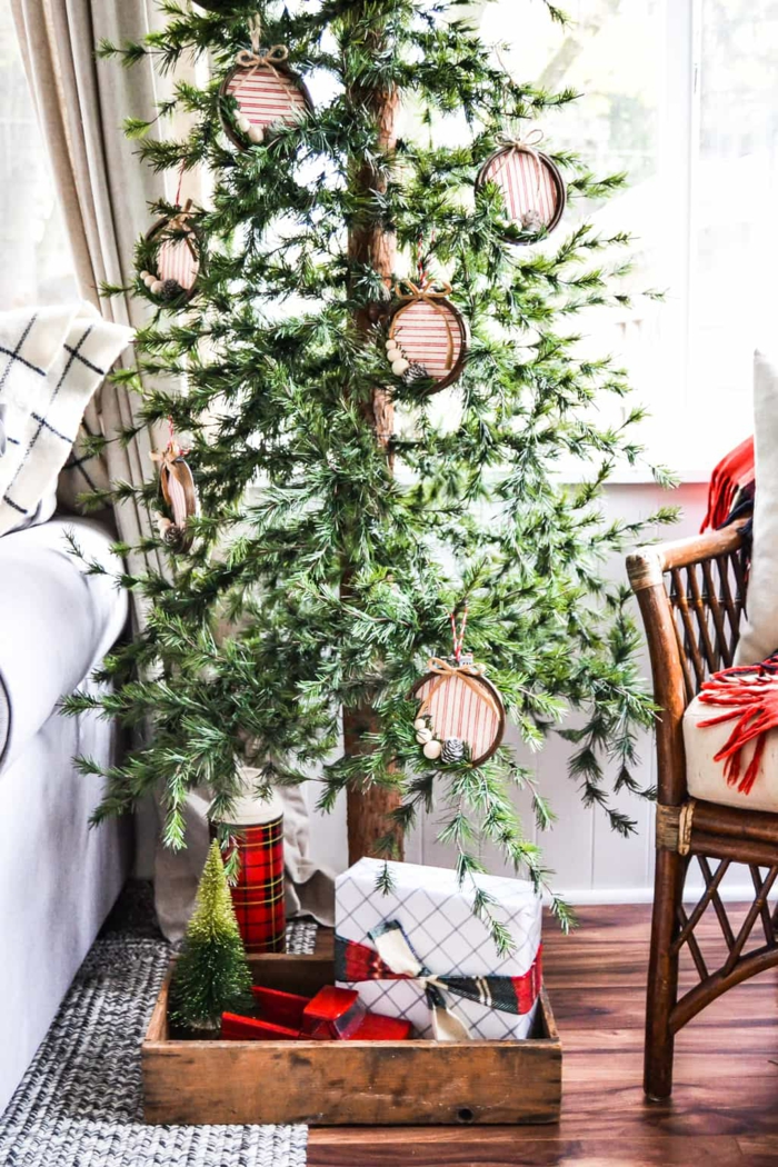 árbol de navidad rustico con decoración minimalista, adornos navideños caseros con tutoriales paso a paso 