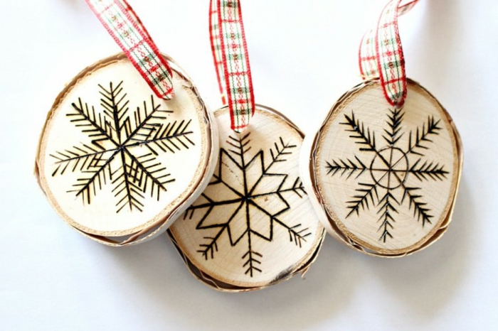 rodajas de madera con decoración tallada, decoracion navideña manualidades paso a paso 