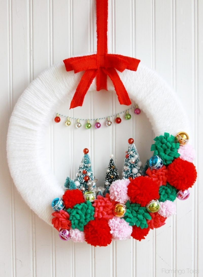 corona DIY decorada con pompones, manualidades navideñas para decorar en hogar, guirnalda hecha a mano 
