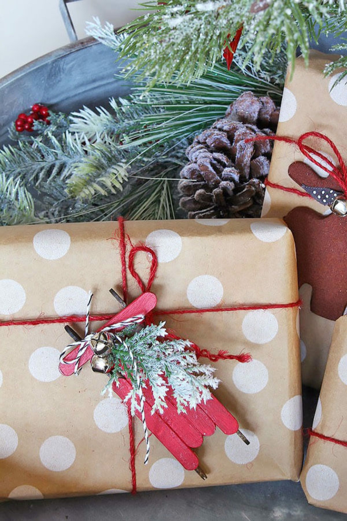 ideas de adornos de navidad caseros de materiales reciclados, trineos hechos de palitos de helado pintados en rojo 