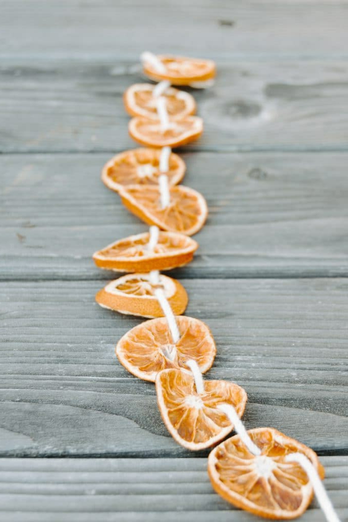 guirnalda DIY rústica de naranjas secas, ideas de decoracion navideña manualidades de materiales reciclados 