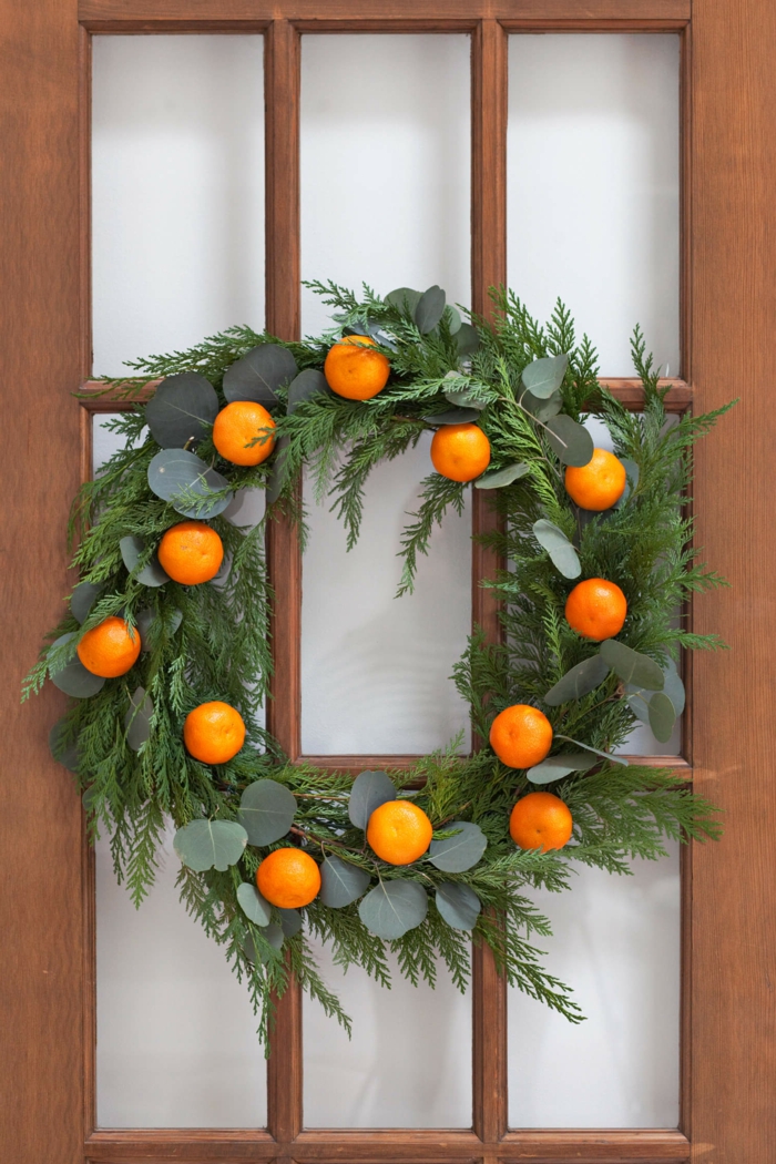 decoracion navideña DIY, guirnalda de navidad de materiales naturales para adornar tu puerta, decoracion navideña manualidades