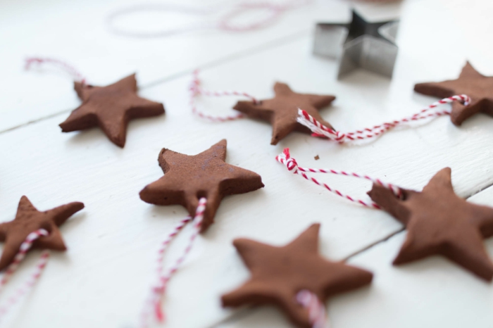 regalos originales para amigas hechos a mano, adornos navideños DIY, galletas en forma de estrellas 