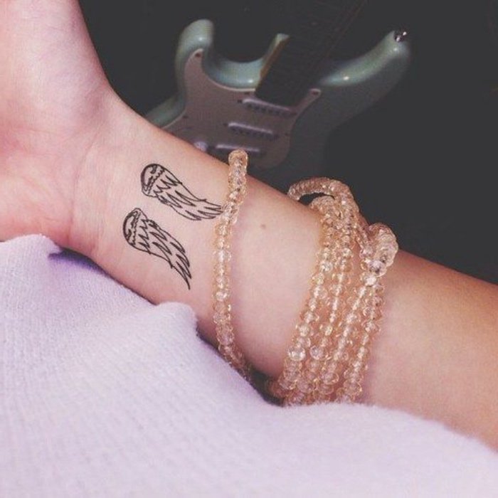 tattoos pequeños con gran significado, alas de ángel tatuadas en la muñeca, diseños bonitos mujer 