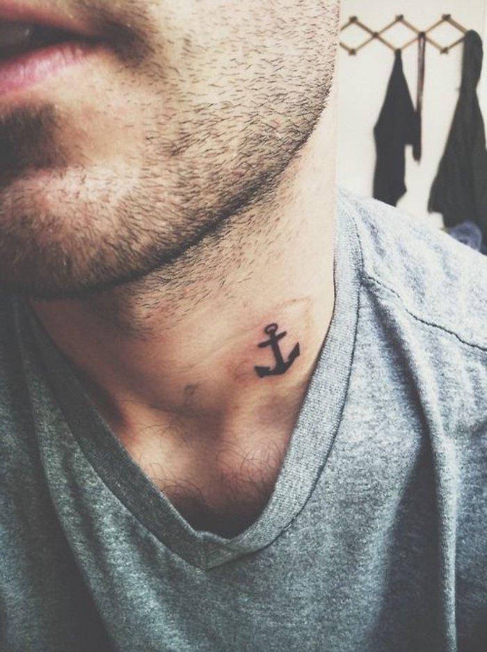 ideas de tatuajes pequeños universales con grande significado, pequeña ancla tatuada en el cuello 