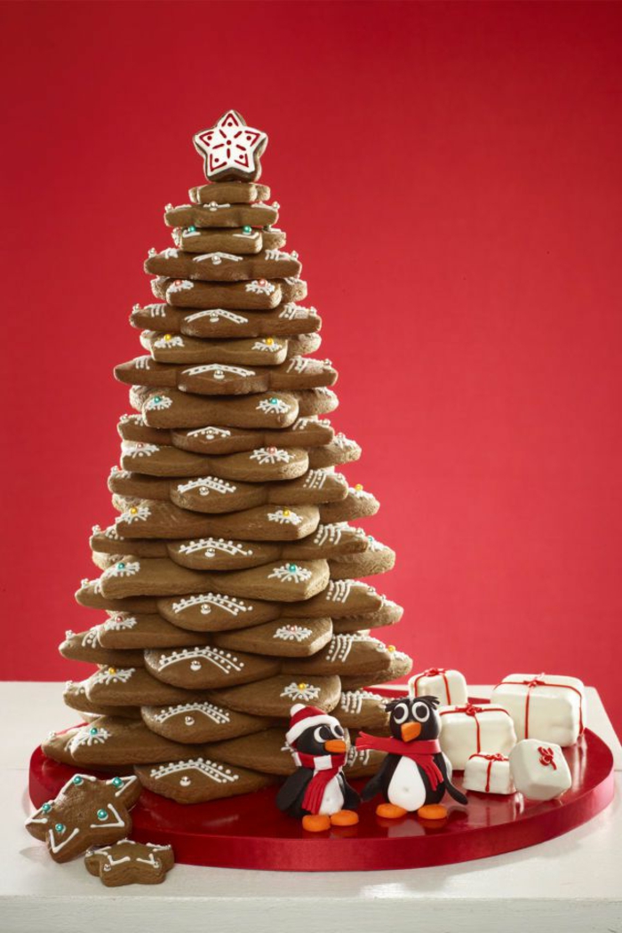 adorables propuestas de decoración de postres navideños caseros, árbol navideño hecho de galletas 