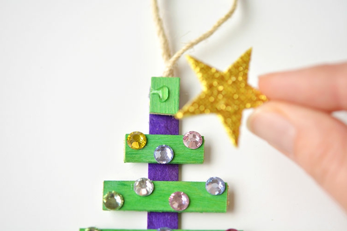 bonitos ornamentos navideños hechos de materiales reciclables, manualidades navideñas faciles paso a paso 