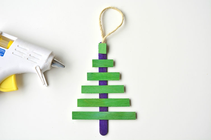 manualidades navideñas faciles para hacer con materiales reciclados, árbol de Navidad de palitos de helado reciclados 