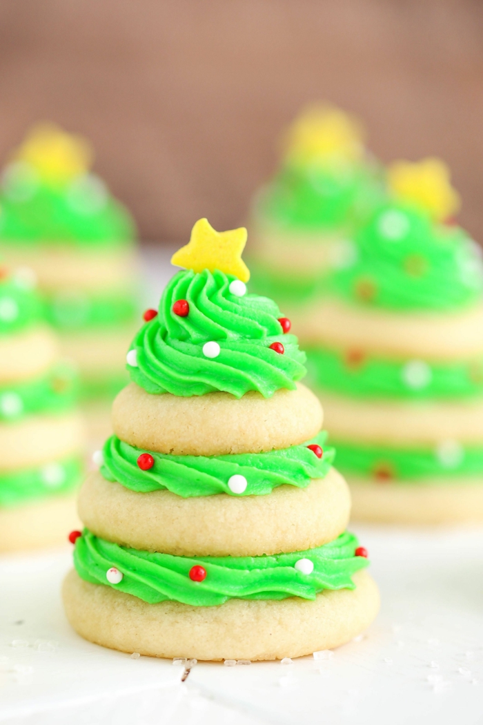 bonitas propuestas de postres navideños caseros decoradas de maravilla, galletas de mantequilla con crema color verde 
