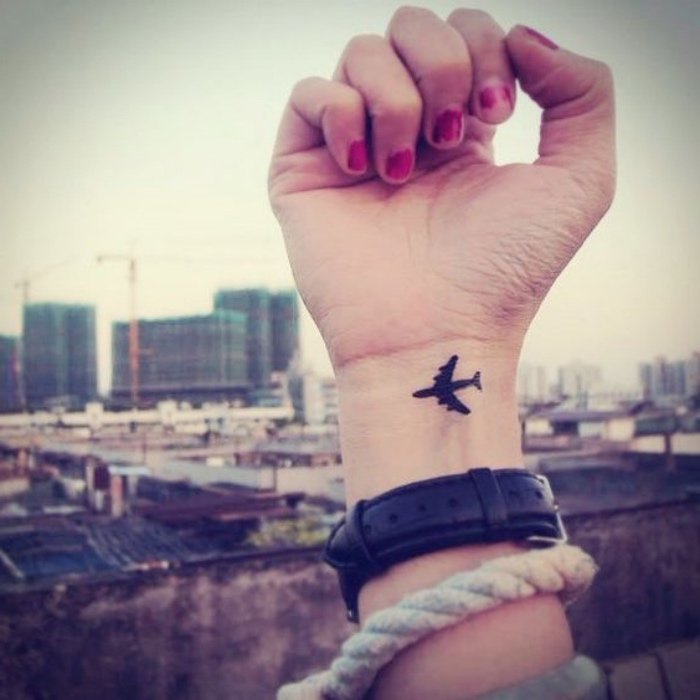 tatuajes pequeños en la muñeca, tatuaje avión pequeño, ideas de diseños para los amantes de los viajes 