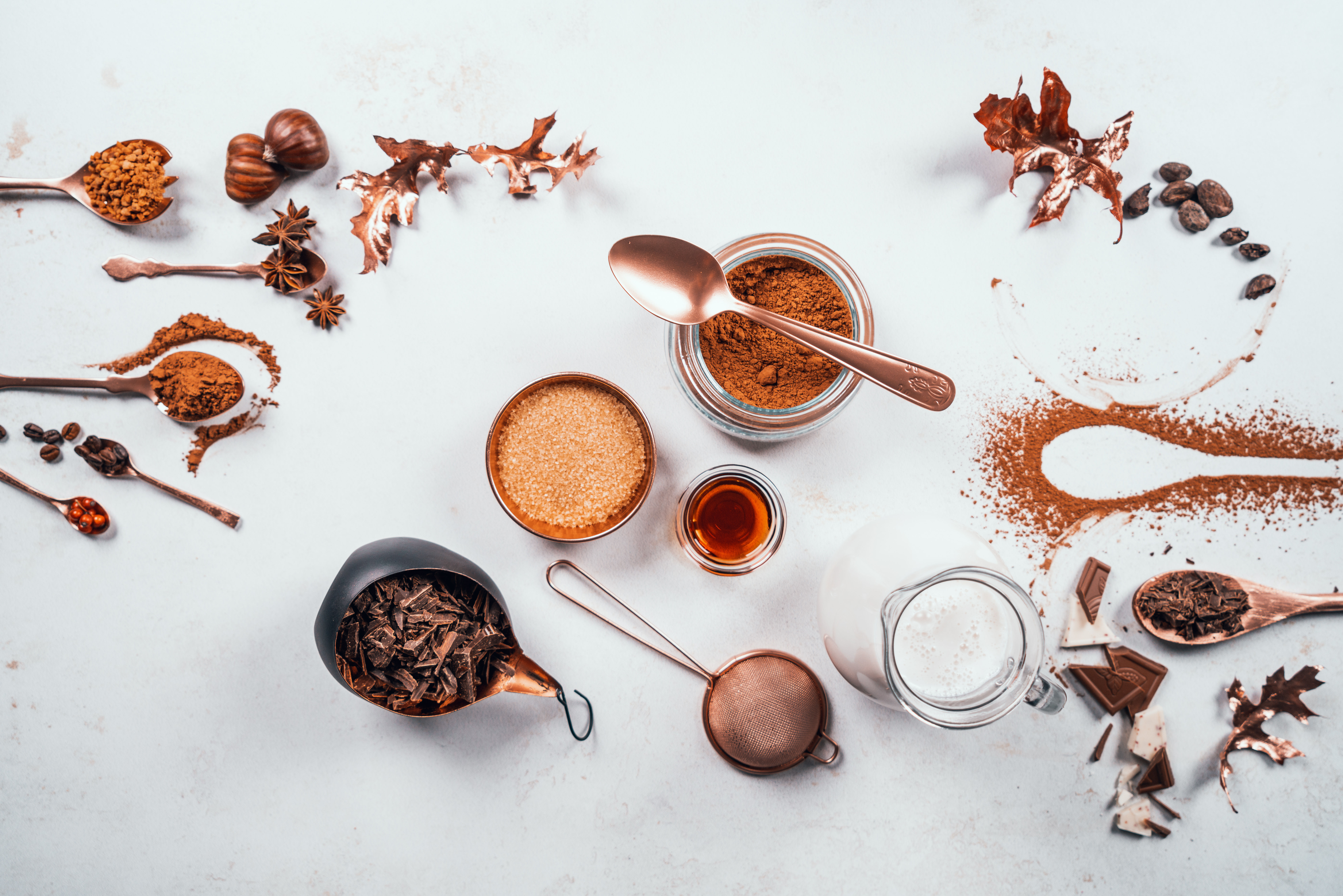ingredientes para hacer chocolate caliente en casa, ralladura de chocolate, cacao en polvo, azucar moreno y extracto de vainilla