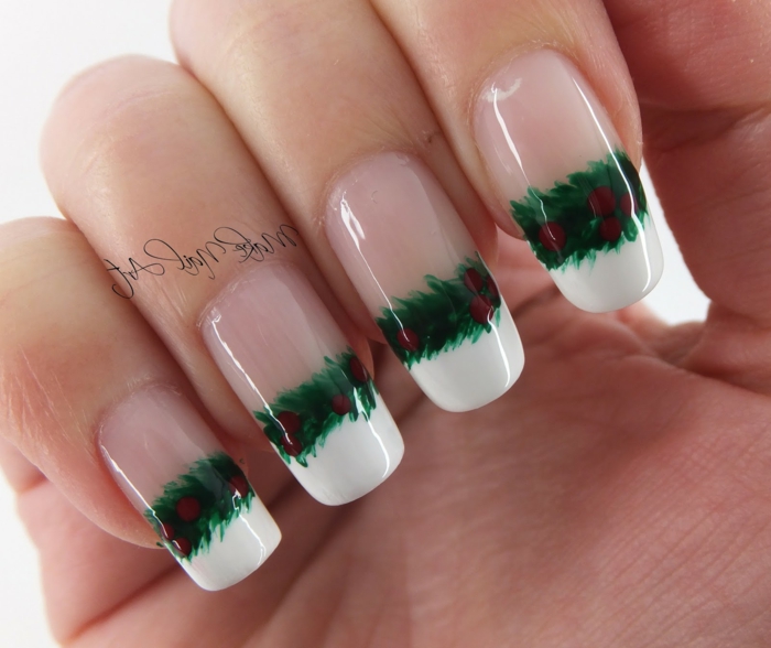 diseños adorables de uñas francesas largas, decoraciones bonitas para Navidad, dibujos de ramos de acebo 