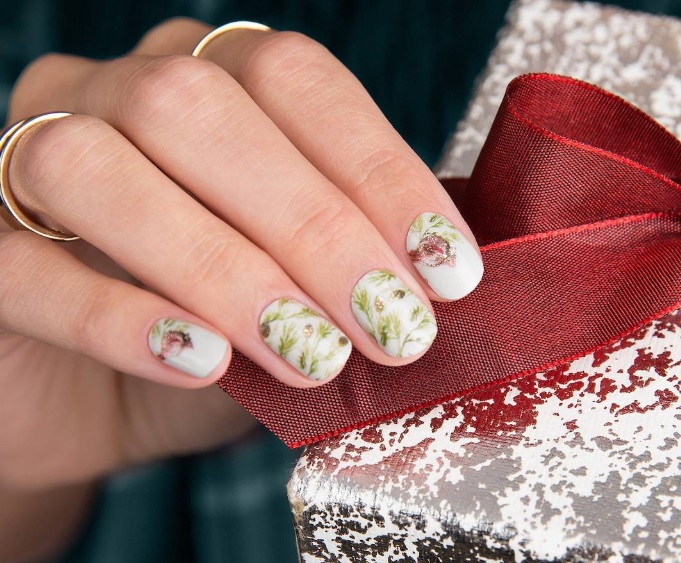 hermoso diseño de uñas con motivos florales, ideas de uñas de gel decoradas para Navidad, fondo blanco y elementos florales en verde y rosado 