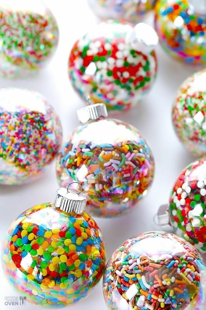 esferas navideñas llenas de asperjas, adornos navideños atractivos para hacer en casa, esferas navideñas DIY 