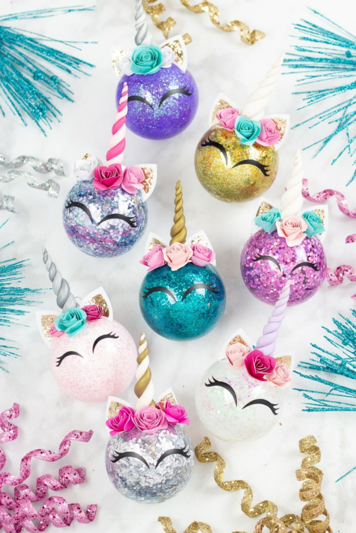 preciosas bolas navideñas llenas de purpurina en diferentes colores con decoración DIY, esferas unicornio 