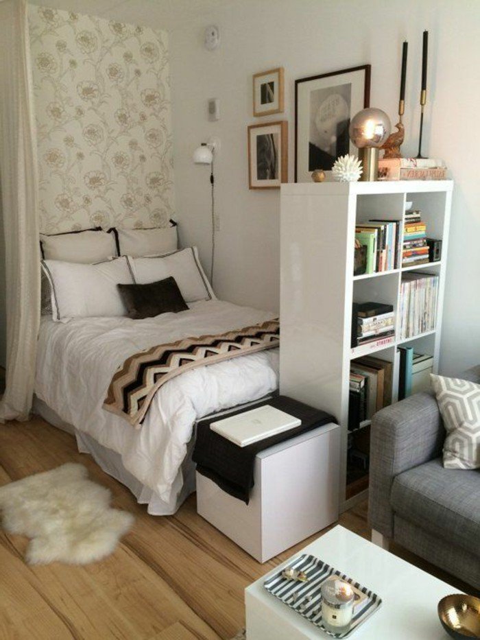 como decorar un espacio pequeño en beige, cama pequeña separada con una cortina, decoración de pisos pequeños