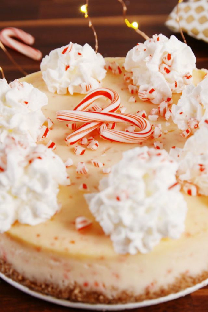 postres navideños originales, tarta de queso con crema de limon decorada con nata espesa y bastones de caramelos 