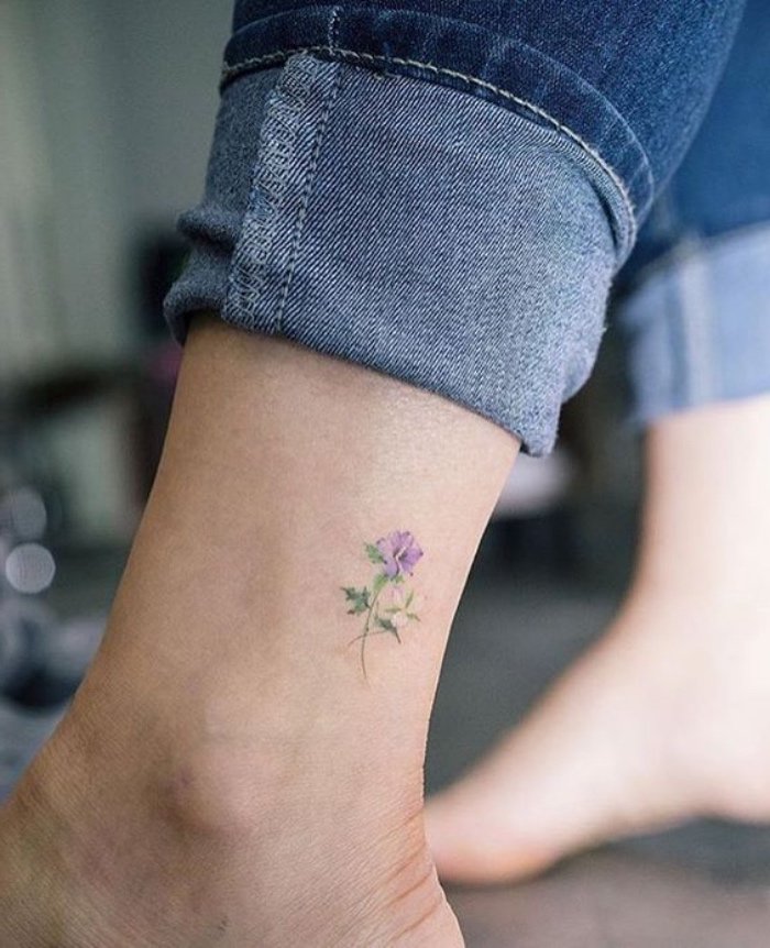 tatuajes muy pequeños con motivos florales, ideas de tatuajes chicos con sus significados 