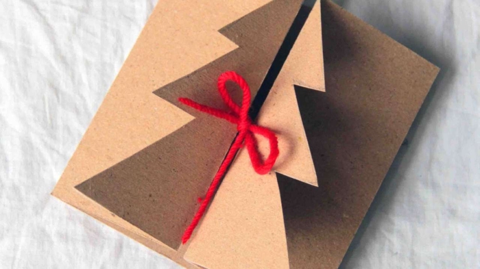 adorables ideas sobre como hacer tarjetas de navidad, tarjeta de cartón con hilo rojo, tarjetas DIY navideñas