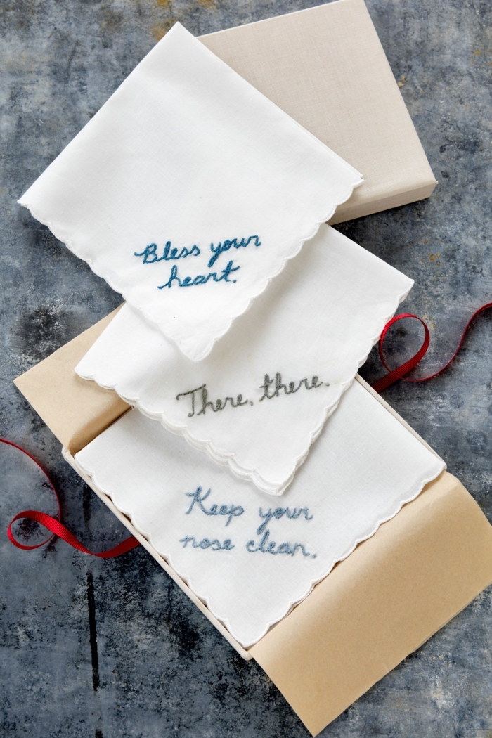pañuelos con bordados mensajes bonitos, ideas de regalos originales para amigas para las fiestas navideñas