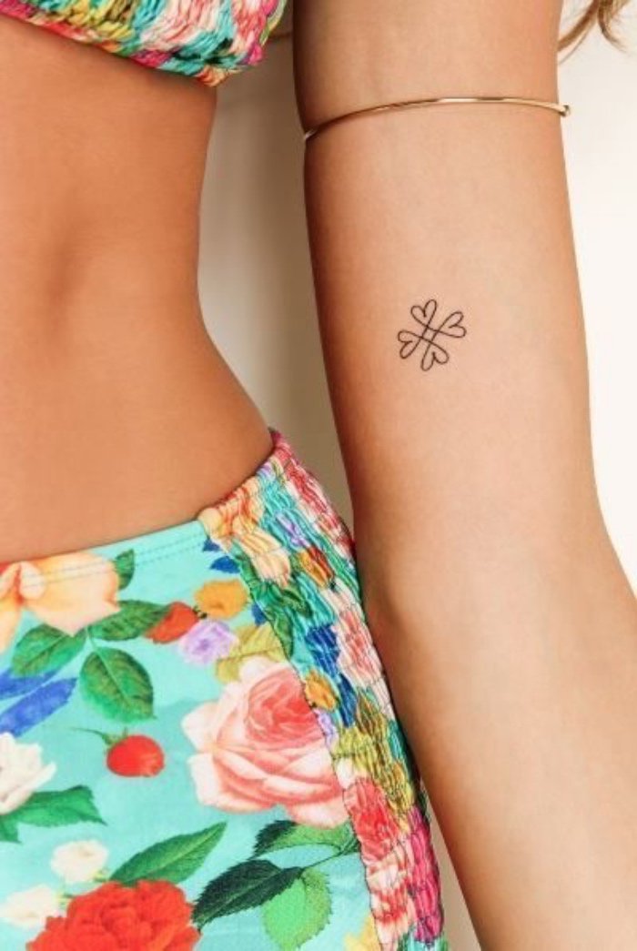diseño elegante de tattoo pequeño tatuado en el antebrazo, imágenes de tatuajes muy pequeños para inspirarte 