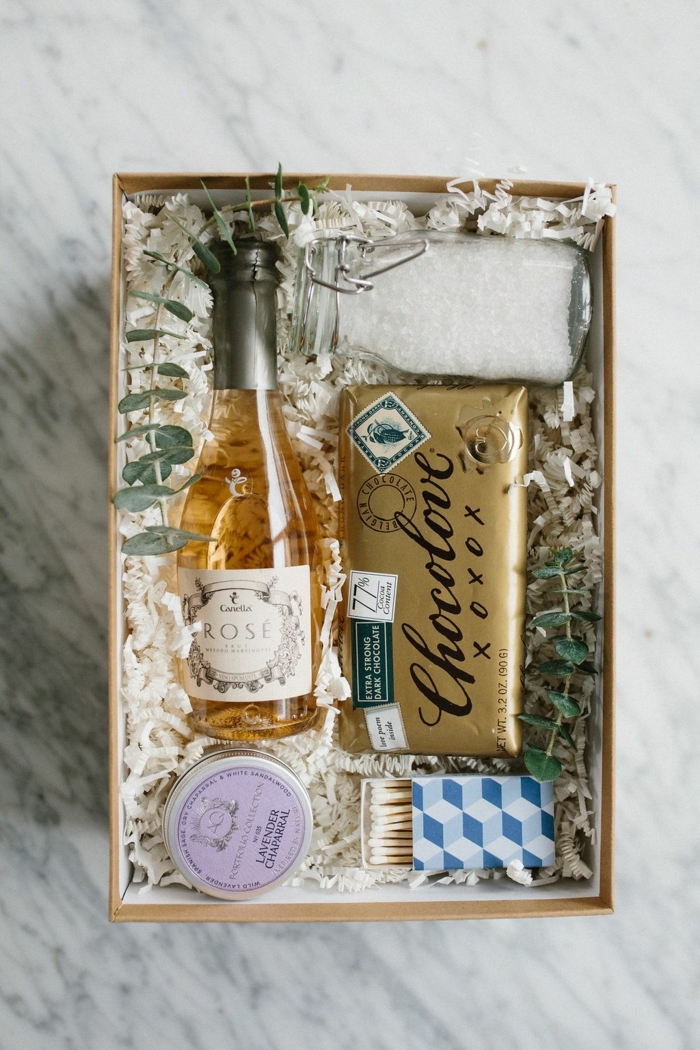 cajas personalizadas con regalos de lujo, botella de vino, chocolate, pequeños detalles, regalos originales para amigas 