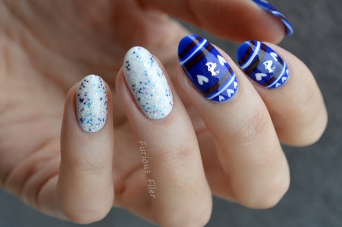 uñas de gel decoradas con detalles navideños, modelos de uñas en la gama azul, esmalte con partículas relucientes 